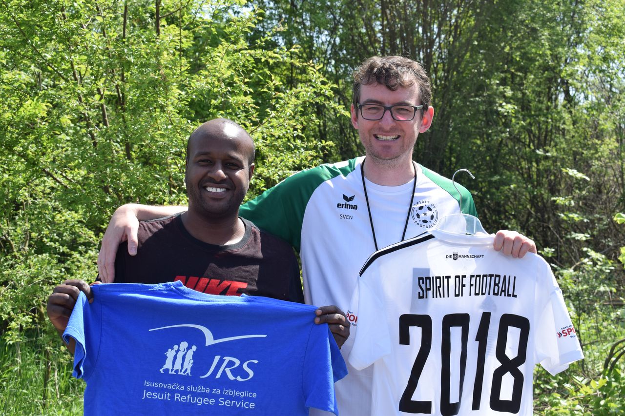 Trikottausch mit der Organisation JSR Jesuit Refugee Service