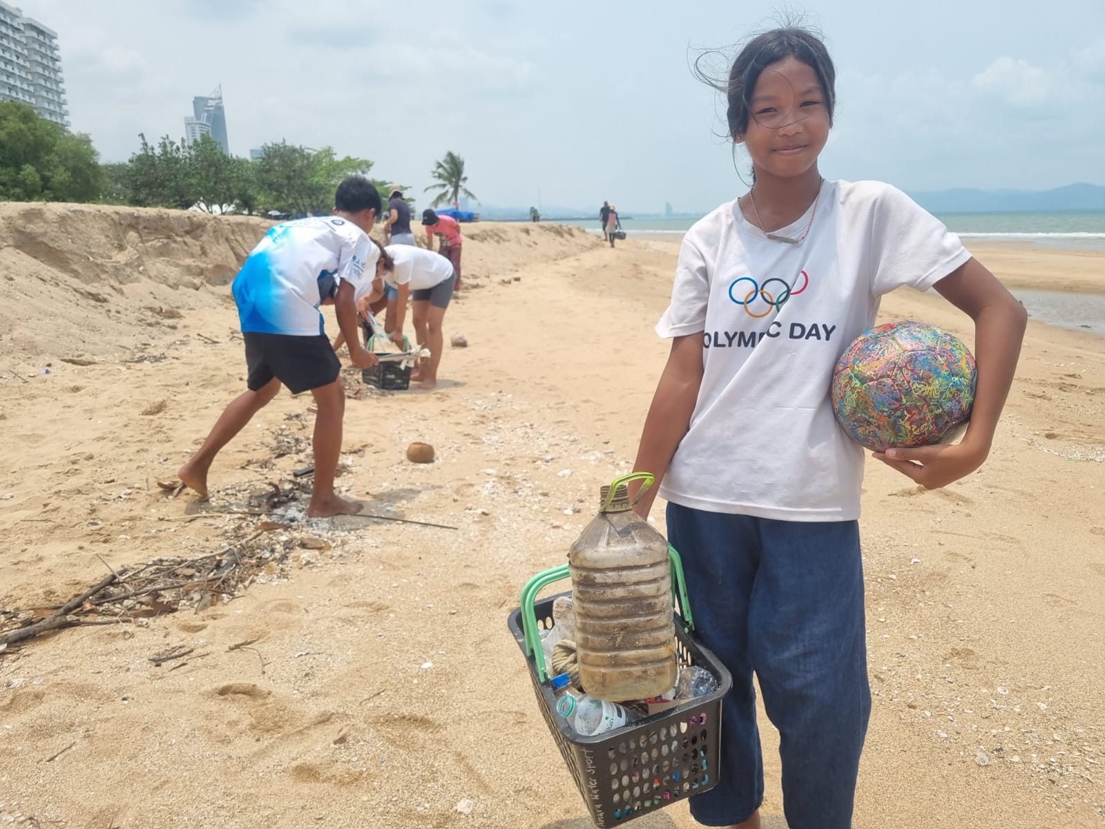 Thailand-beach-clean-up-girl