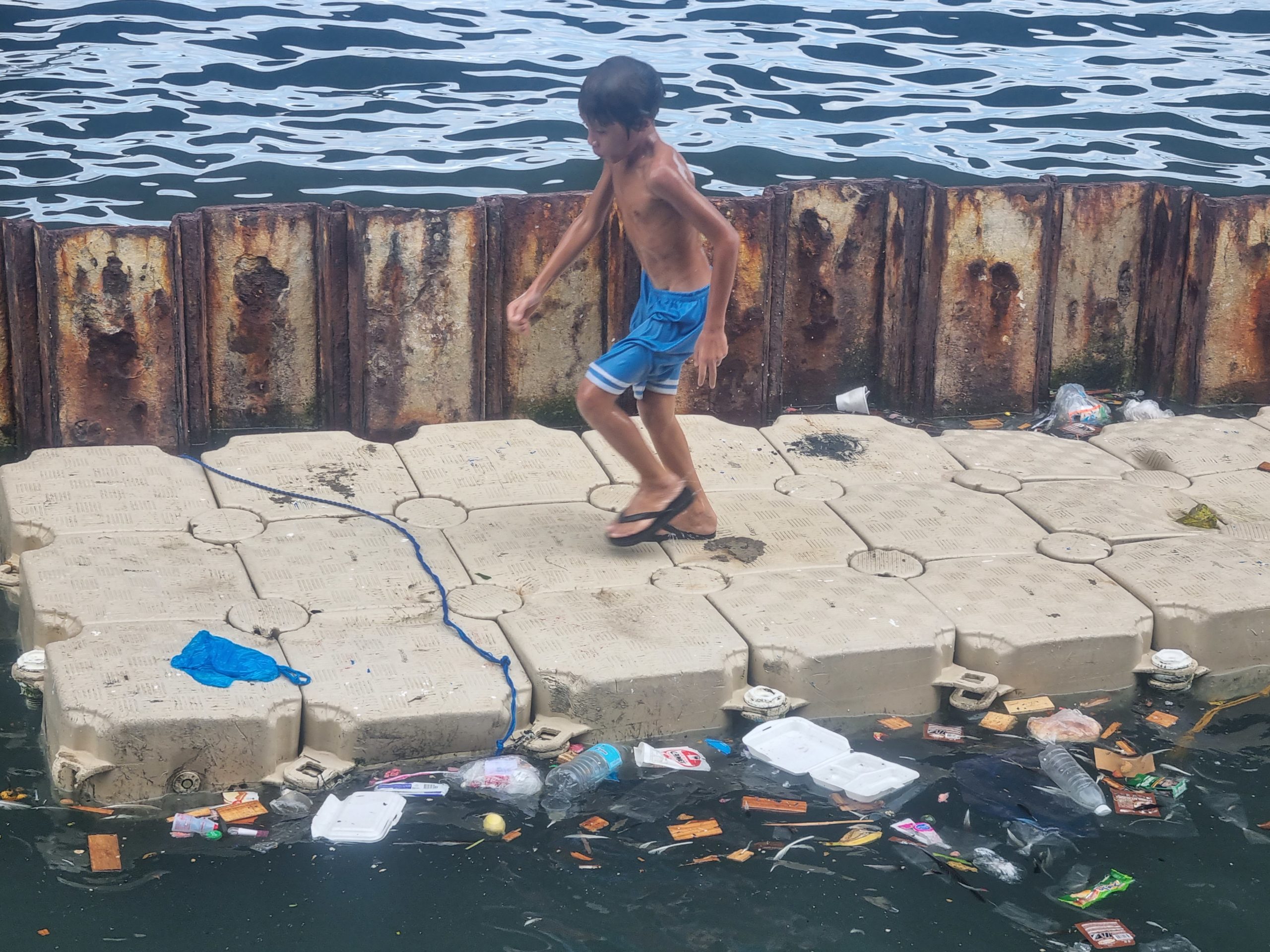 trash in the sea Cebu