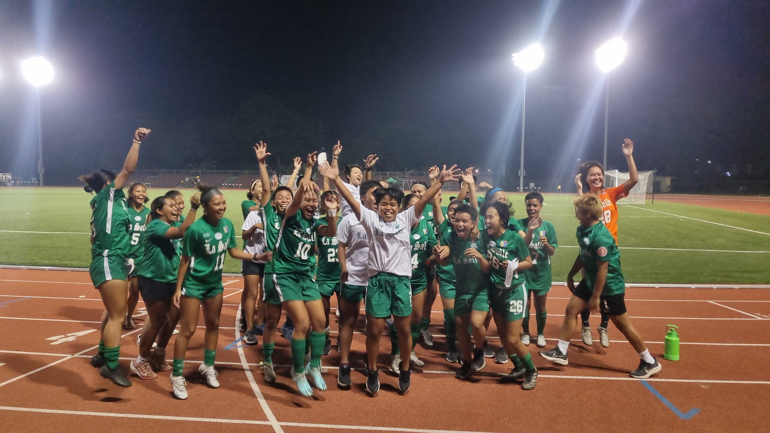 UAAP-la-salle-girls-cheering