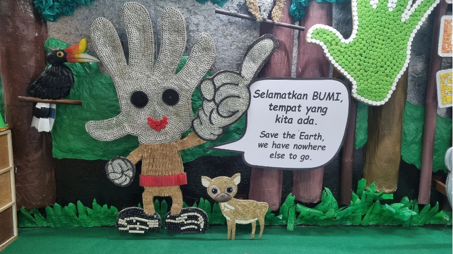 Artworks raising awareness on environmental protection, made from plastic and aluminium trash