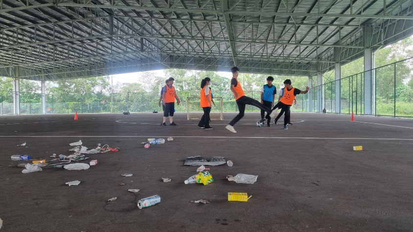 How does it feel when playing with trash on the field?